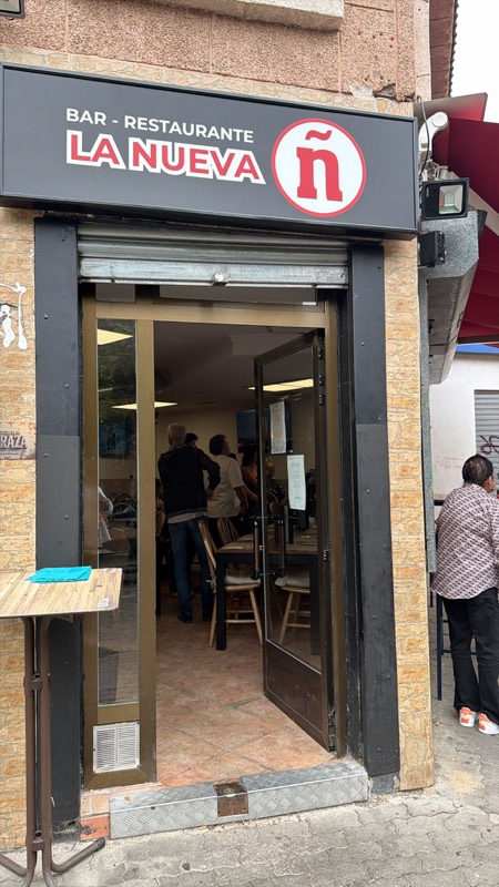 Puerta de La Nueva Ñ en la calle Salvador Dalí, 15