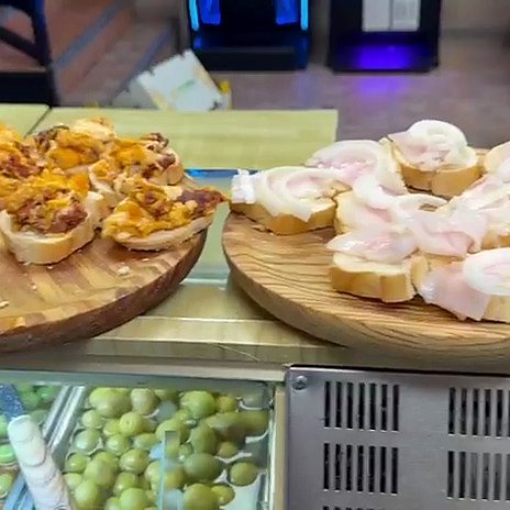 Montaditos en tablas de madera en la barra de La Nueva Ñ