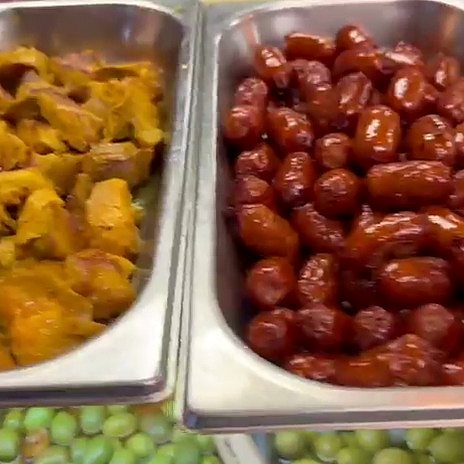 Raciones en la vitrina de La Nueva Ñ: chorizos y más